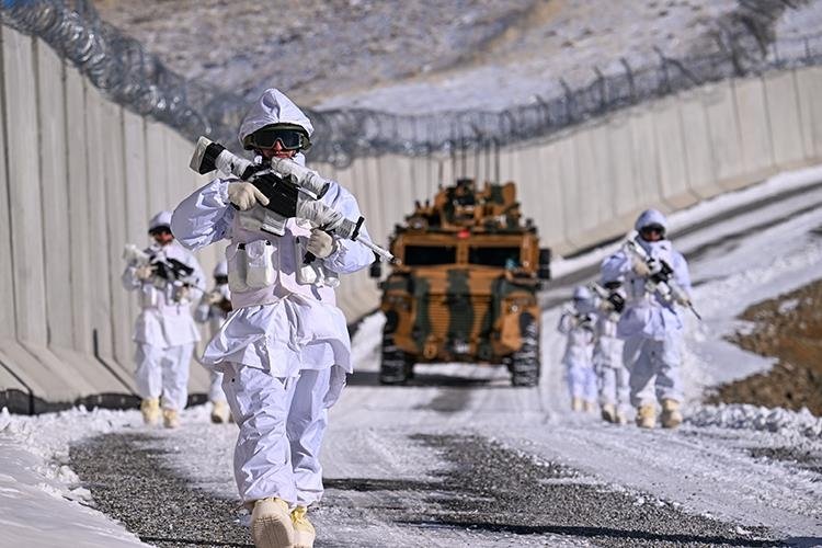 Sınırdaki karlı dağlarda dondurucu soğukta vatan nöbeti tutuyorlar