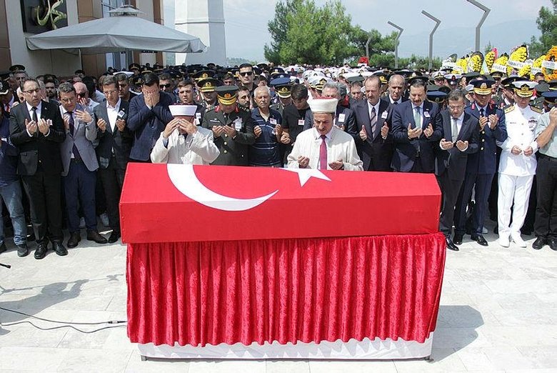 İzmir’de şehidimizi binlerce kişi son yolculuğuna uğurladı