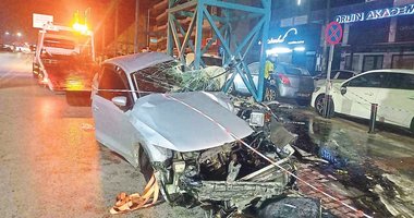 Kontrolden çıkan otomobil üst geçit ayağına çarptı