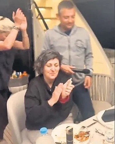 izmirde-gerilim-tirmaniyor-2-bin-memur-chp-il-baskanligina-yurudu-1777524579858.jpeg