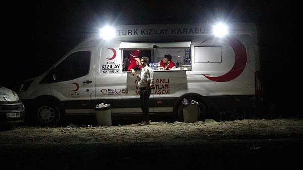 Safranbolu’da alevlerle mücadele! 527 ev boşaltılırken, 40 ev yandı: 1 gözaltı