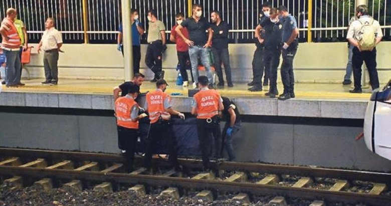 Raylara atladı trenin altında kaldı