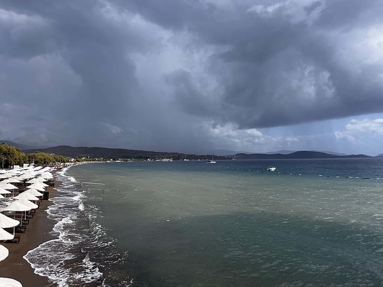 Bodrum’da sağanak turistleri durdurmadı! Deniz keyfine devam ettiler