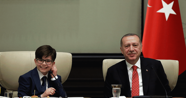 Cumhurbaskanı Erdoğan koltuğunu devretti