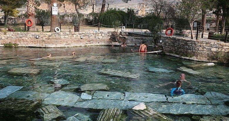 Kış ortasında antik havuzda yüzme keyfi