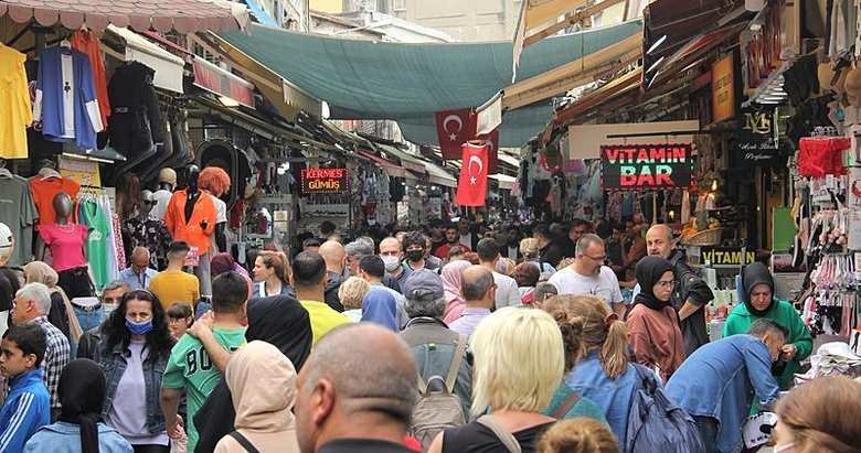 İzmir’deki Tarihi Kemeraltı Çarşısı’nda bayram hareketliliği