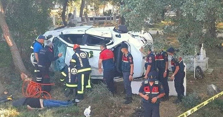 Motosikletle çarpışan otomobil mezarlığa uçtu: 3 ölü