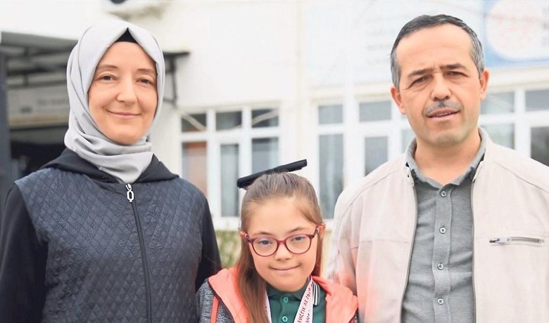 Manisa’nın gururu 12 yaşındaki Büşra! 8 ayda yüzmeyi öğrendi şampiyon oldu