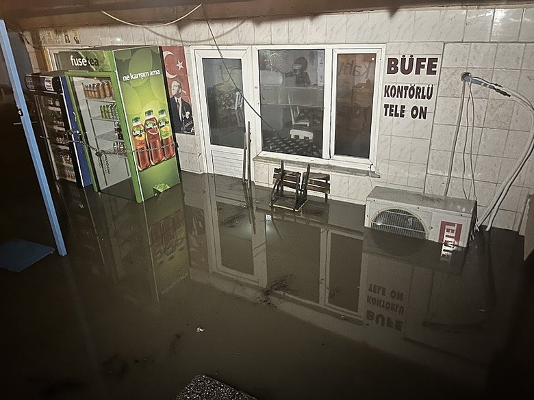 Çanakkale’de sağanak! Kepez Çayı ve Sarıçay taştı