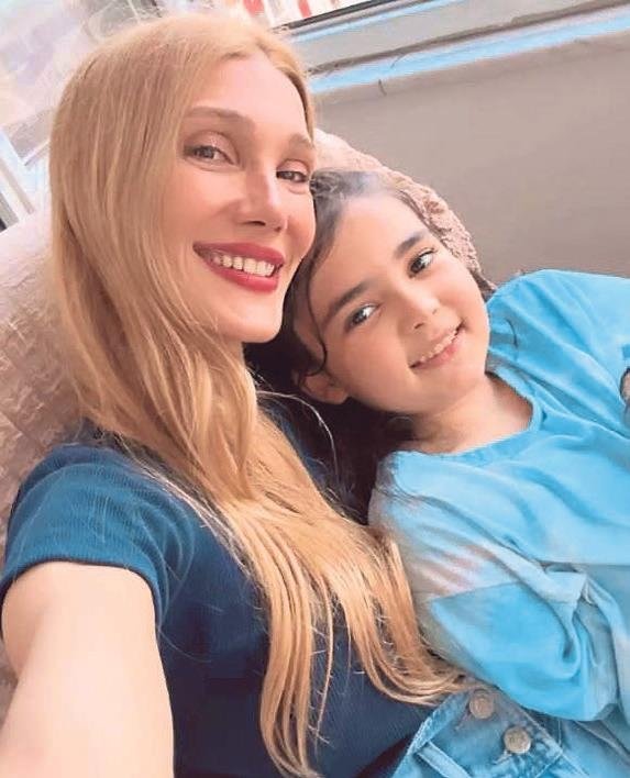 Depremzede Hilal sevgiyle ayağa kalktı