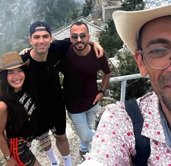 Kadir Doğulu ve Neslihan Atagül’den mutluluk pozu!