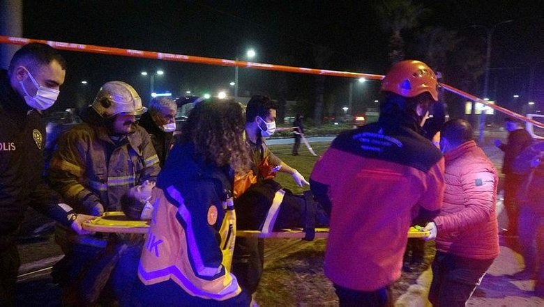 Karşıyaka’da korkunç kaza! Kontrolden çıkan otomobil tramvay hattına girdi; 4 yaralı