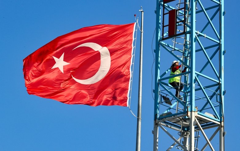 45 yaşında kule vinç ehliyeti alan kadın operatör, İzmir’deki yüksek binalara imzasını atıyor