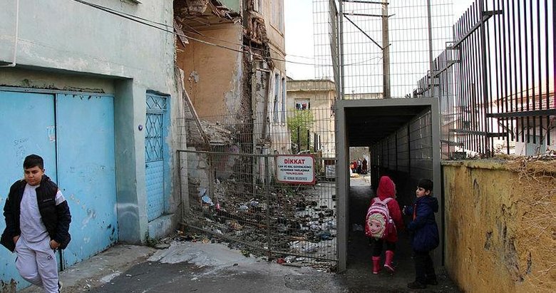 İzmir’in göbeğinde okula tehlikeli yolculuk! Çocuklar çelik tünelin içinden geçiyor
