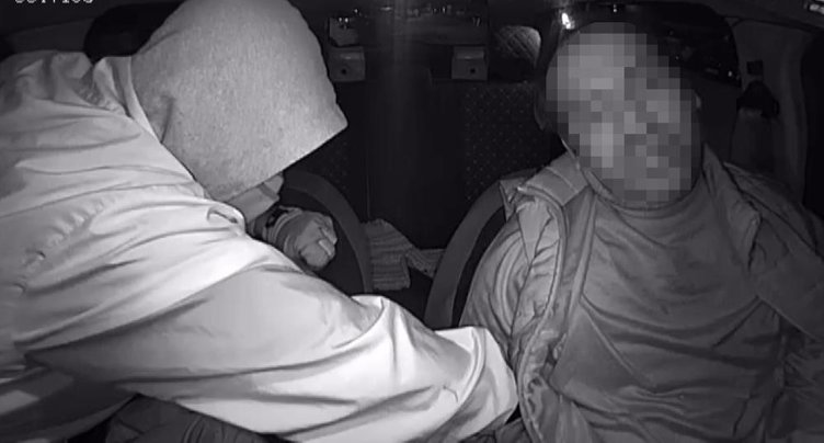 İzmir’de taksicinin soğukta beklemesin diye aldığı müşteriden silahlı saldırı!