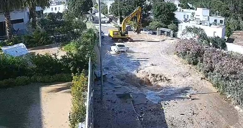 Bodrum’da isale hattı patladı: 9 evi su bastı, otomobiller hasar gördü