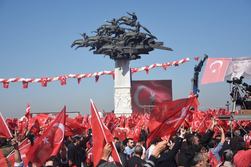 İzmir Gündoğdu Meydanı’nda Cumhur İttifakı coşkusu