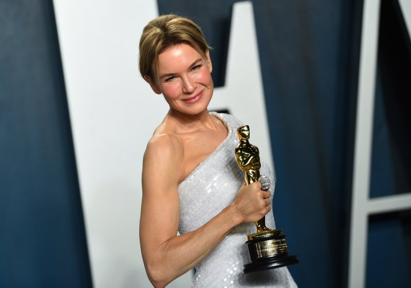 Oscar’da kırmızı halıda şıklık yarışı! Renee Zellweger ve Natalie Portman geceye damgasını vurdu
