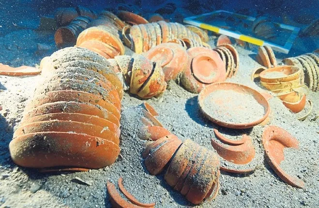 2 bin 100 yıllık sofra takımı bulundu