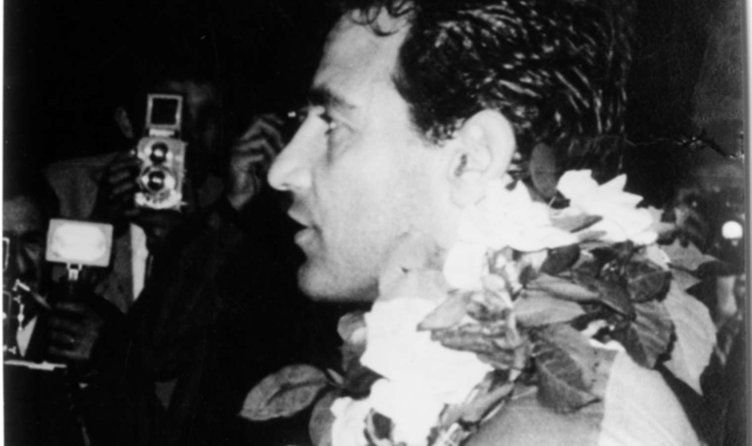 Vefatının 32. yılında unutulmadı! Sevenleri ’Taçsız Kral’ı kabri başında andı