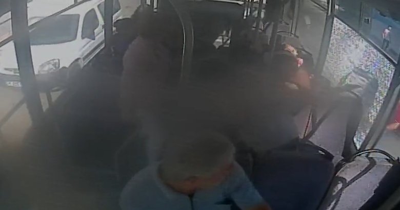 Manisa’da korku dolu anlar! Halk otobüsüne çapayla saldırdı