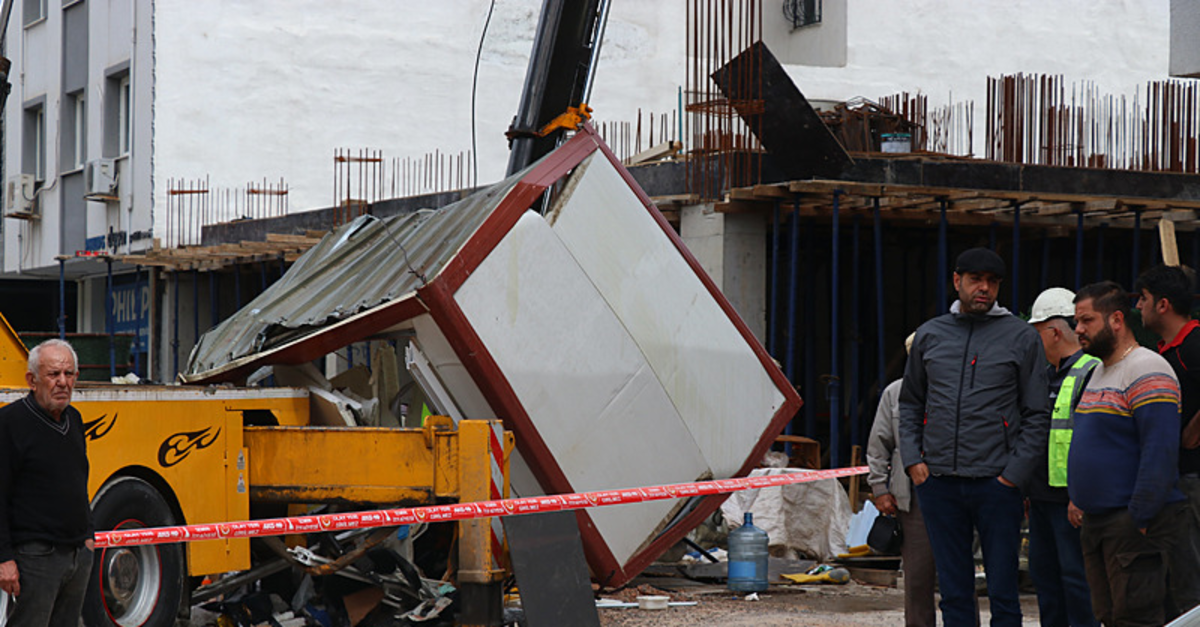 İzmir'de vinç faciası! İşçiler yaralandı…