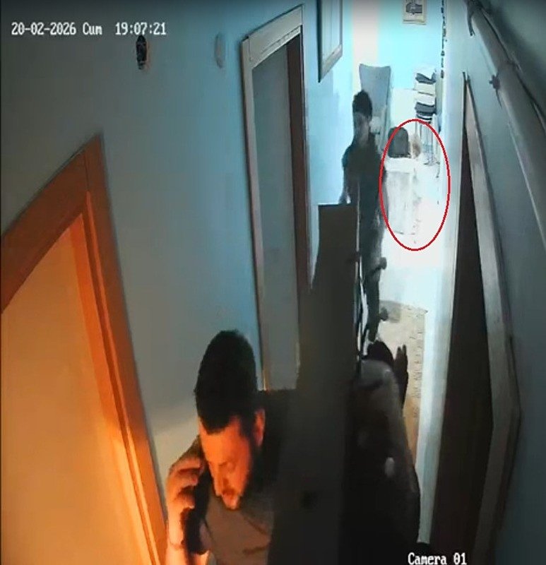 baba-kiz-dehseti-yasamisti-ikra-bebegin-darbedildigi-anlara-iliskin-guvenlik-kamerasi-goruntuleri-ortaya-ciki-1771932236854.jpeg