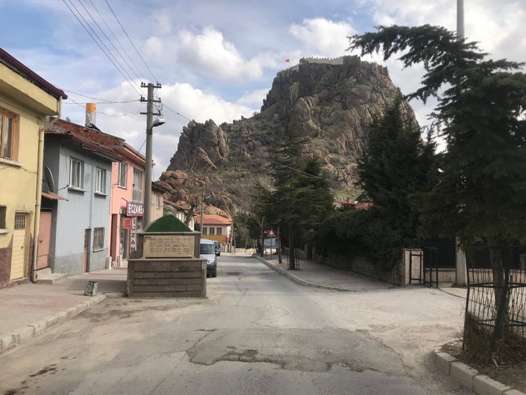 Afyonkarahisar’da yol ortasındaki mezar görenleri şaşırtıyor