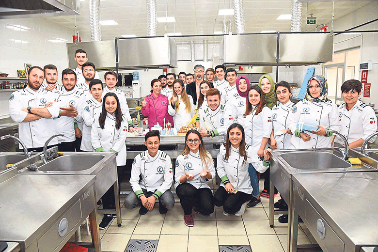 AKÜ’ye yeni bir odak noktası gerekiyor