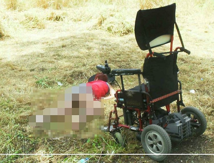 Engelli kadını dövüp tekerlekli sandalyesinden attılar!