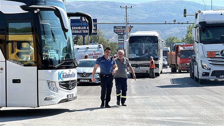 Kütahya’da servis otobüsü tankerle çarpıştı: 35 kişi yaralandı