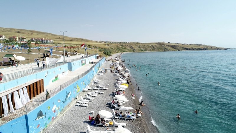 Van’ın mavi bayraklı plajına tatilciler akın ediyor
