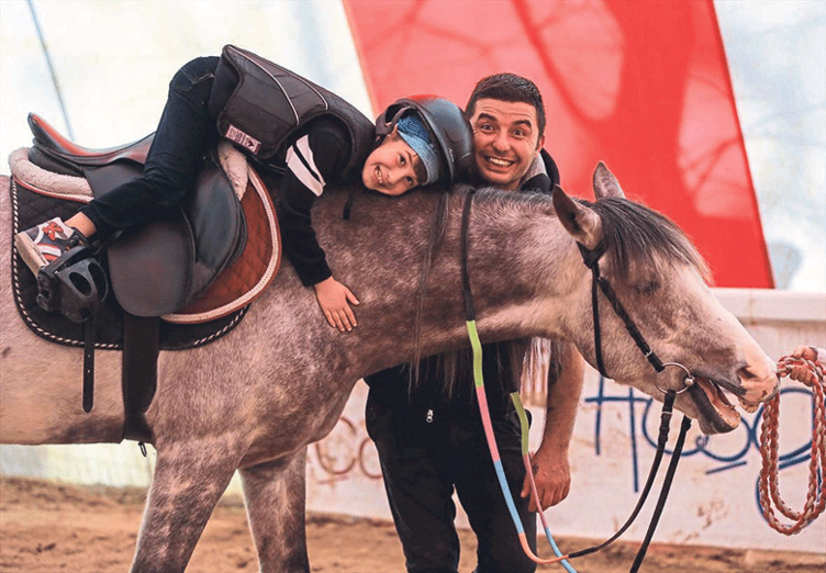 İzmir’de bir ilk! Buca Seyfi Demirsoy Devlet Hastanesi’nde atla terapi imkanı