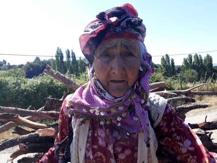 Çanakkale’de 94 yaşındaki Hanide Teyze kışlık odununu sırtında taşıyor
