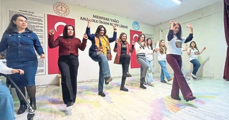 İtalya’dan gelen eğitimciler İzmir’de zeybek öğrendi