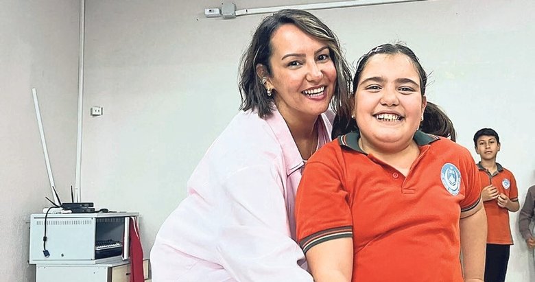 Cemre azmiyle hayallerine yürüyor! Ters yürüteçle hayatını devam ettiriyor