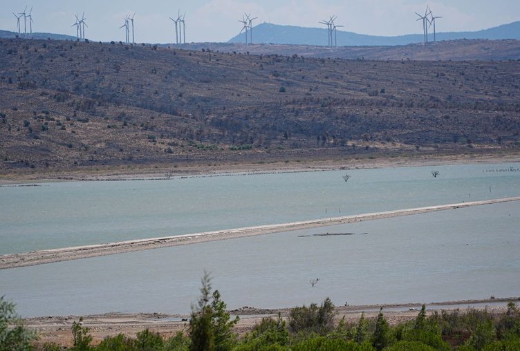 İzmir Çeşme’de kuraklık çanları! Baraj kurudu, eski yol ortaya çıktı!