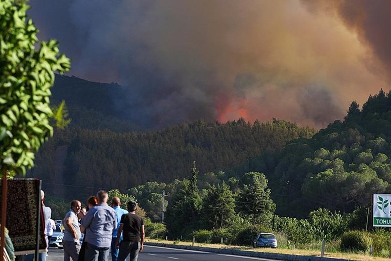 Çeşme ve Selçuk’ta da yangın! Kuşadası’na da sıçradı