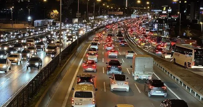 cuma-aksami-trafik-var-mi-istanbulda-trafik-yogun-mu-istanbulun-hangi-bolgelerinde-trafik-var-iste-guzergahlar-1792162534747.png