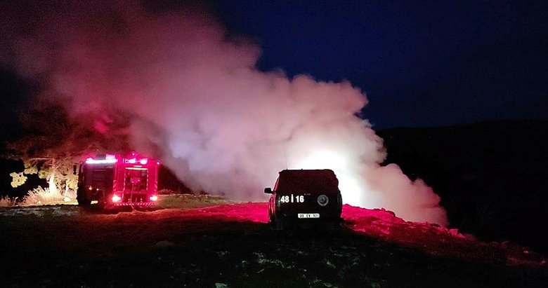 Hafriyat döküm alanındaki yangın saatlerdir sürüyor