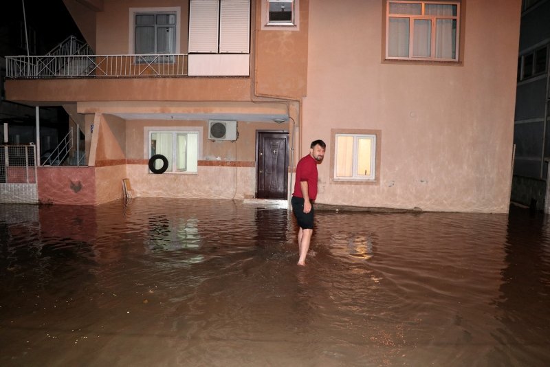 Şiddetli yağmur Fethiye’de su baskınlarına neden oldu