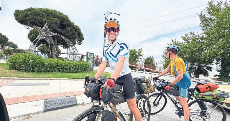 İngiliz baba oğul depremzedeler için pedal çeviriyor