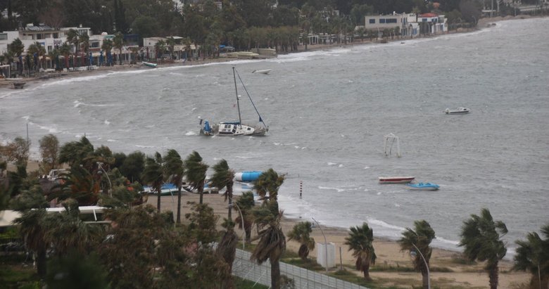 Bodrum’da fırtına etkili oldu! Tekne karaya sürüklendi