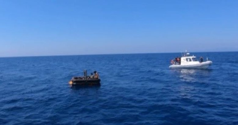 İzmir açıklarında Türk kara sularına geri itilen 4 düzensiz göçmen kurtarıldı