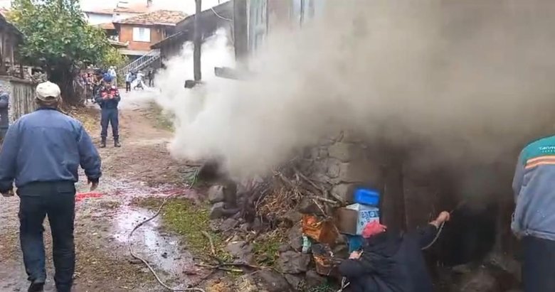 Bigadiç’te ev ve ahır yangını