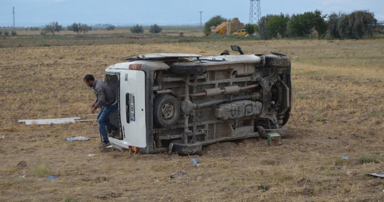 Afyonkarahisar’da feci kaza! İnşaat işçilerini taşıyan minibüs devrildi