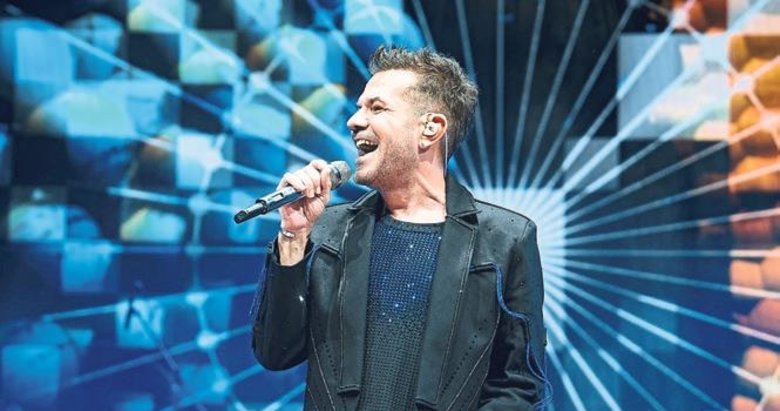 Popçu Kenan Doğulu şarkılarıyla eğlendirdi