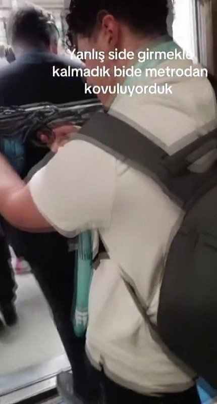 istanbulda-metroda-panik-anlar-elinde-tufekle-video-ceken-sahis-gozaltina-alindi-1761149469795.jpeg