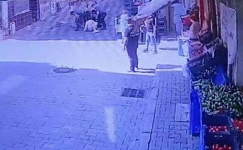 Bornova'da gergin anlar! Bipolar hastası satırla polisleri tehdit etti: Bir polis yaralandı