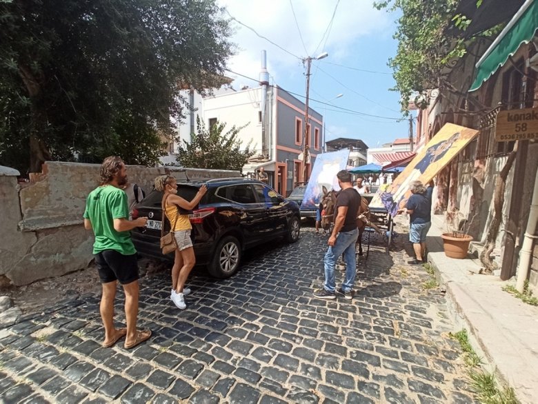 Açacağı serginin tanıtımını at arabasında eserlerini gezdirerek yaptı